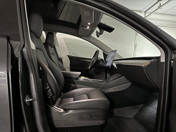 Tesla Model Y 13 of 30