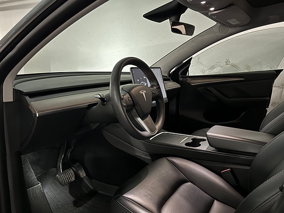 Tesla Model Y 12 of 30