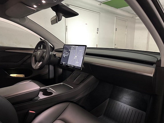 Tesla Model Y 14 of 30