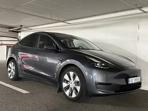 Tesla Model Y 9 of 30