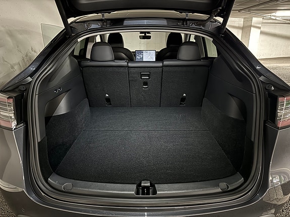 Tesla Model Y 17 of 30