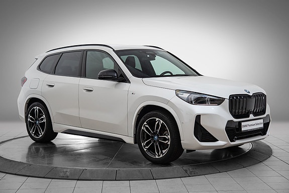 BMW iX1 7 of 26