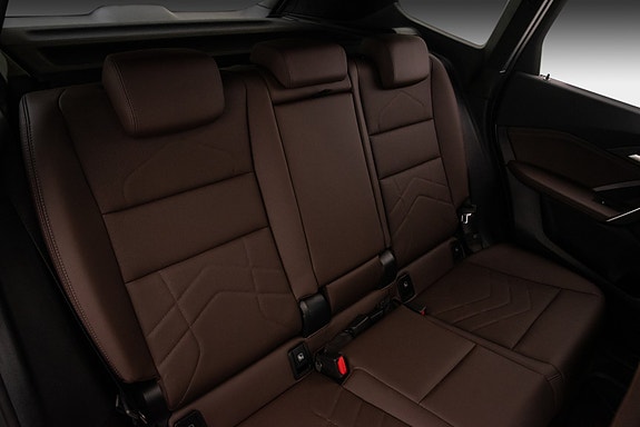 BMW iX1 24 of 26
