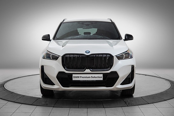BMW iX1 8 of 26
