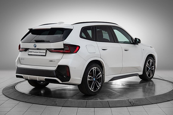 BMW iX1 5 of 26