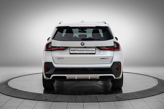 BMW iX1 4 of 26