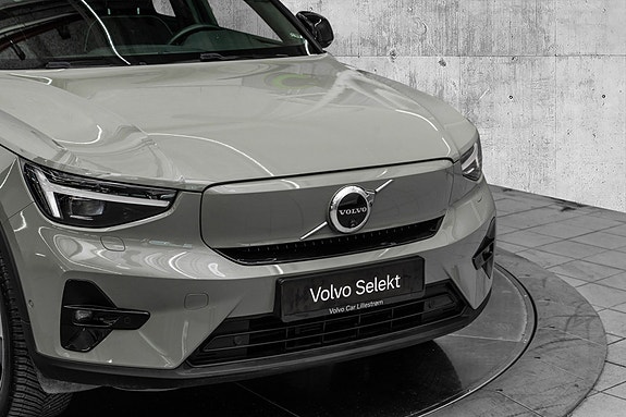Volvo XC40 2 of 30