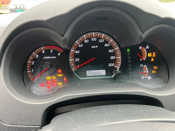 Toyota HiLux 9 of 17