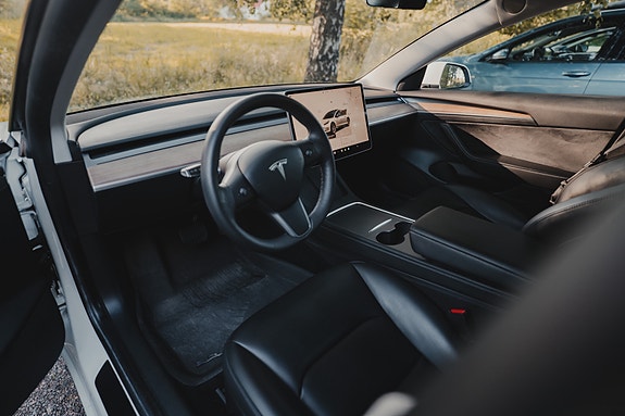 Tesla Model 3 7 of 23