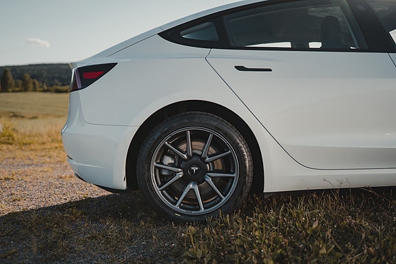 Tesla Model 3 3 of 23