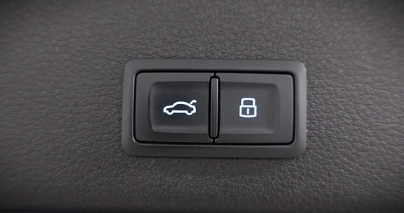 Audi e-tron 8 of 21