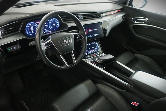 Audi e-tron 10 of 21