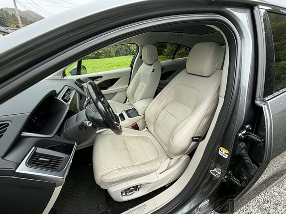 Jaguar I-PACE 12 of 20