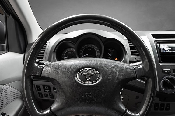 Toyota HiLux 27 of 30
