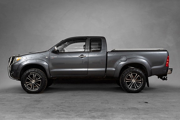 Toyota HiLux 2 of 30