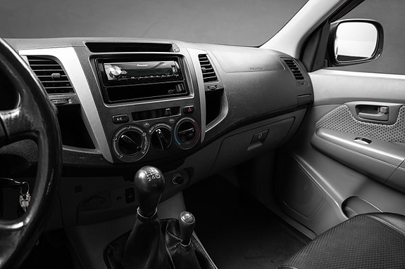 Toyota HiLux 30 of 30