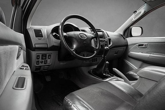 Toyota HiLux 19 of 30