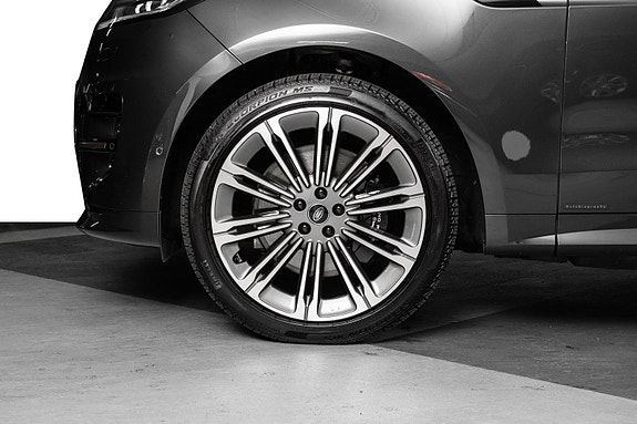 Land Rover Range Rover Sport 8 of 30