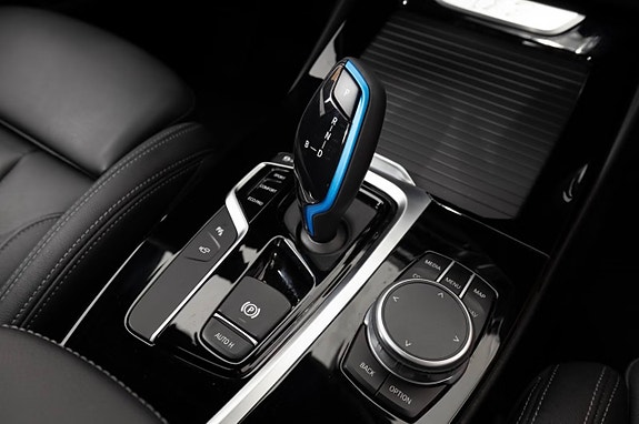 BMW iX3 3 of 5