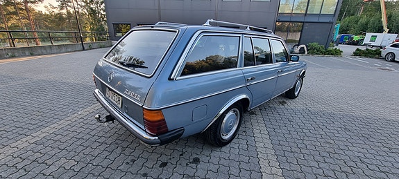 Mercedes-Benz 200 T 3 of 10