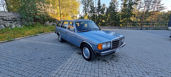 Mercedes-Benz 200 T 2 of 10