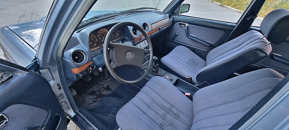 Mercedes-Benz 200 T 5 of 10