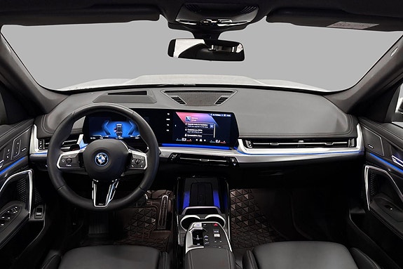 BMW iX1 10 of 21