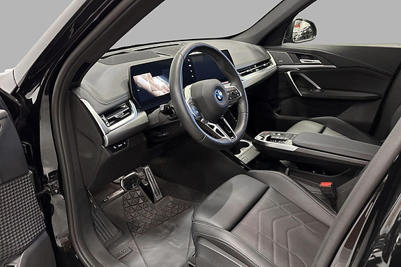 BMW iX1 6 of 21