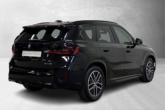 BMW iX1 4 of 21