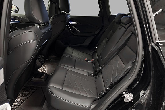 BMW iX1 8 of 21