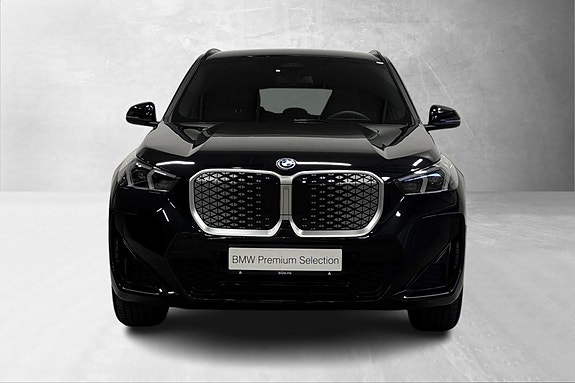 BMW iX1 2 of 21