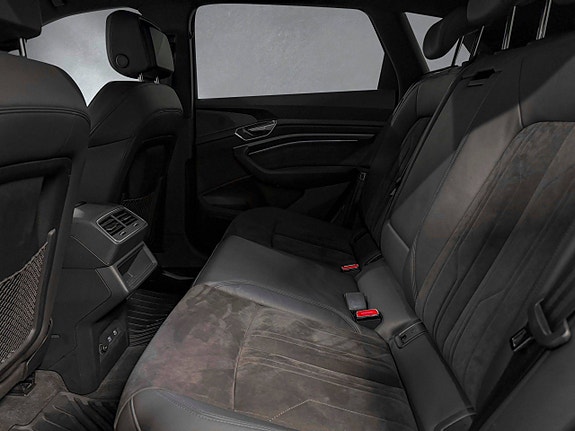 Audi e-tron 29 of 30