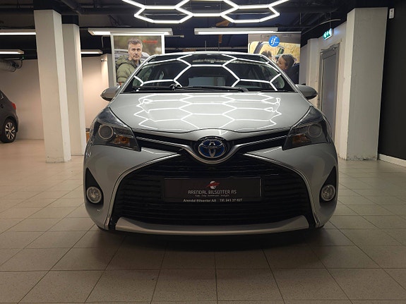 Toyota Yaris 2 of 30