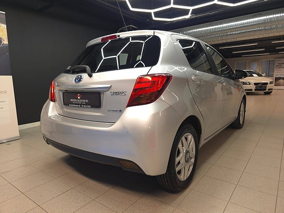 Toyota Yaris 9 of 30
