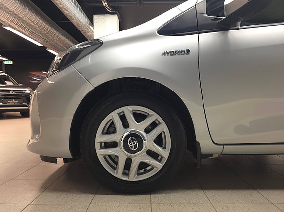 Toyota Yaris 4 of 30