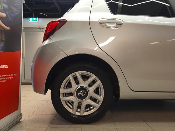 Toyota Yaris 10 of 30