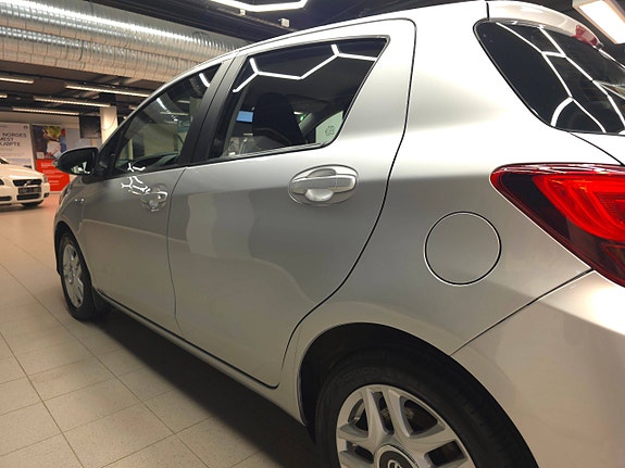 Toyota Yaris 6 of 30
