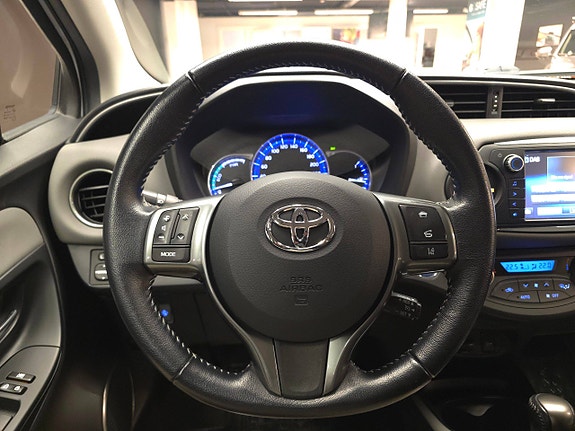 Toyota Yaris 15 of 30