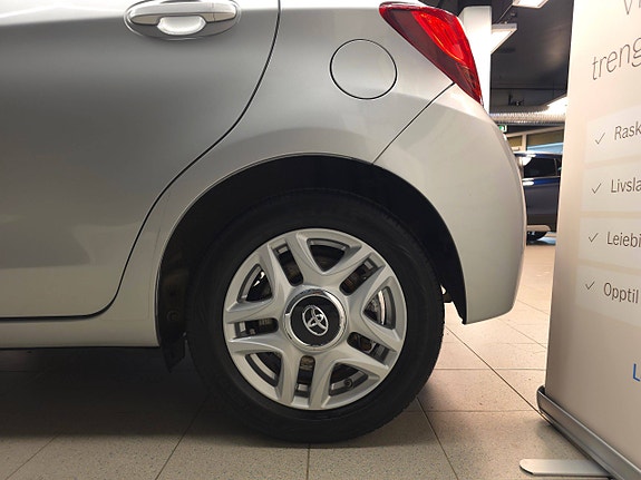 Toyota Yaris 5 of 30
