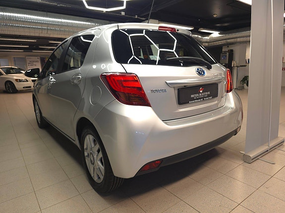 Toyota Yaris 7 of 30