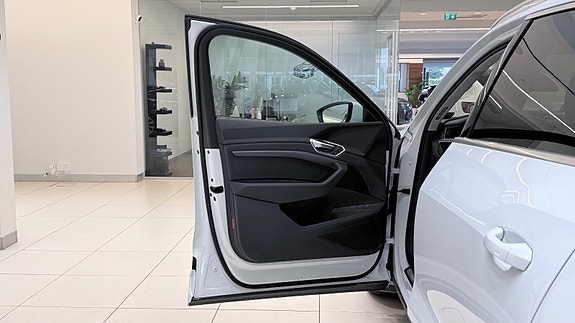Audi e-tron 10 of 30