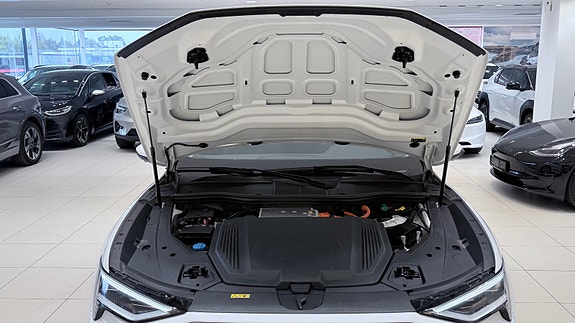 Audi e-tron 29 of 30