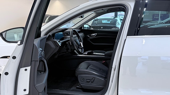 Audi e-tron 11 of 30