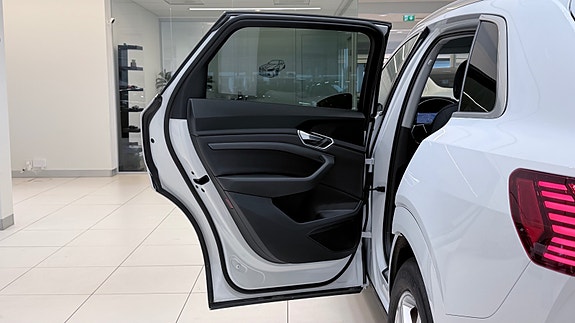 Audi e-tron 13 of 30