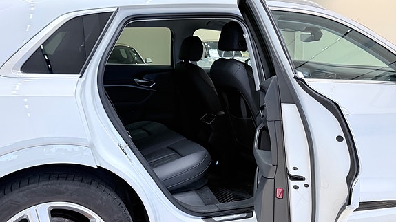 Audi e-tron 12 of 30