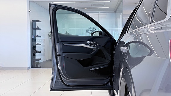 Audi e-tron 14 of 30