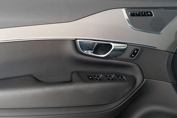 Volvo XC90 18 of 30