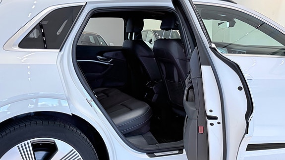 Audi e-tron 14 of 30