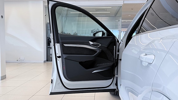 Audi e-tron 11 of 30