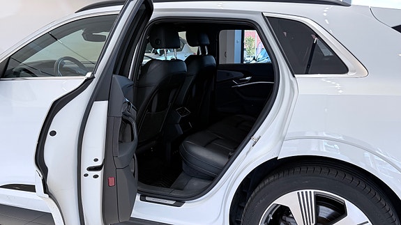 Audi e-tron 12 of 30